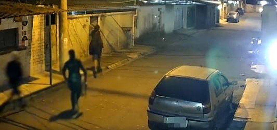 Homens armados na região da comunidade Parque das Palmeiras, em Nova Iguaçu, na Baixada Fluminense