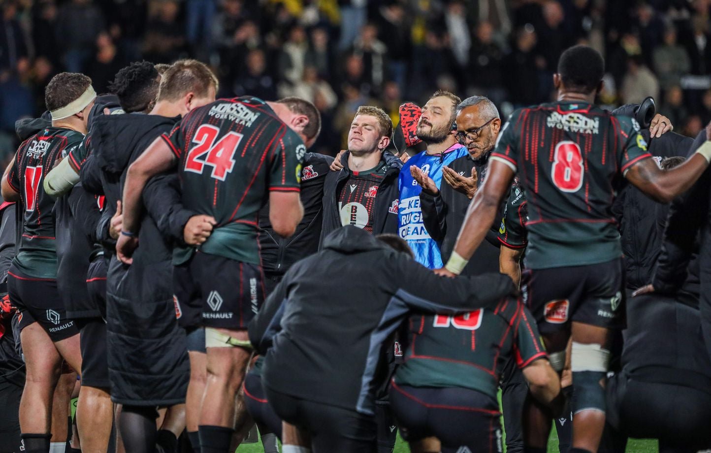 L'équipe des Lions de Johannesburg réunie à la fin du match contre La Rochelle pour rendre hommage à son joueur Hyron Andrews, décédé la veille, lors de la rencontre de Champions Cup le 17 octobre 2026.