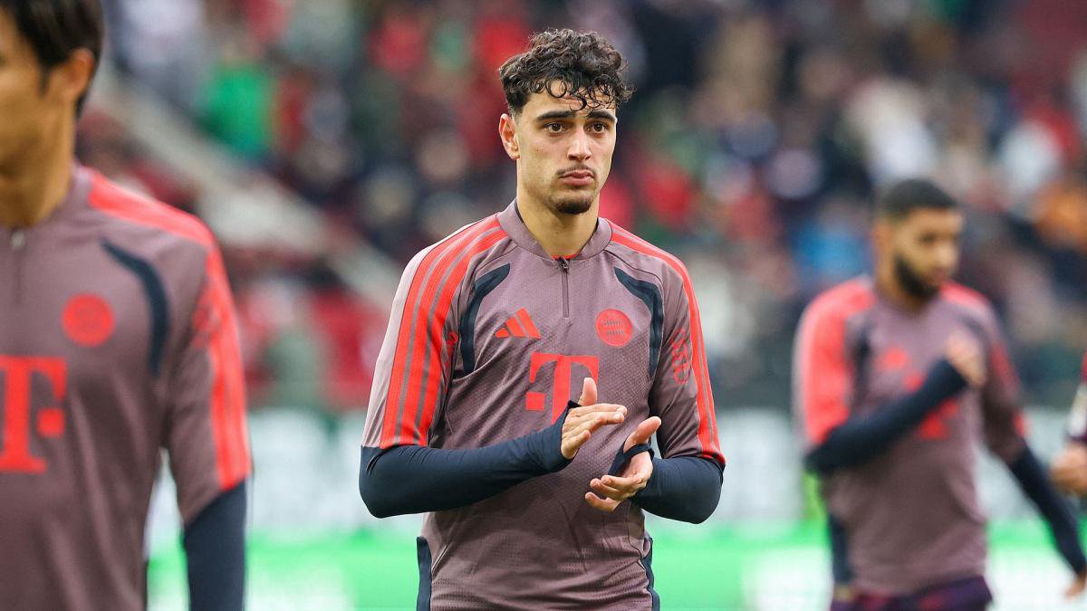 Aleksandar Pavlovic klatscht zu den Fans