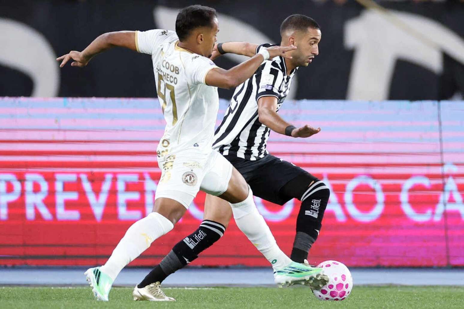 Botafogo de Ziyech não passou aperto diante da Chape. Nem convenceu a torcida –