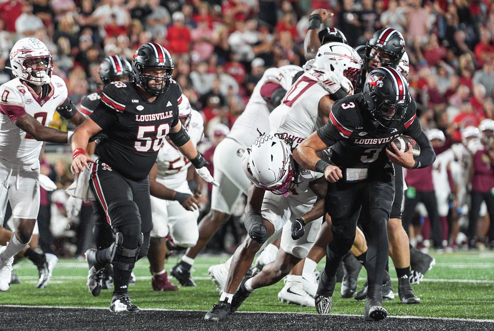 Louisville Cardinals quarterback Lincoln Kienholz (3) scores the go-ahead touchdown against Florida State early in the third quarter to put the Cards up 21-14 during ACC college football at L&amp;N Stadium in Louisville, Kentucky. Oct. 9, 2026.