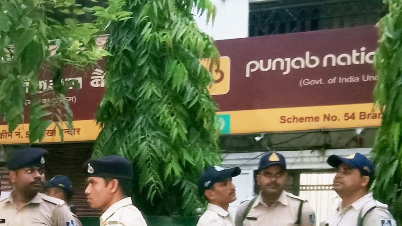 ग्रेटर नोएडा: किसी की FD टूटी, किसी के खाते से करोड़ों गायब… PNB में कैसे कर्मचारियों ने की 35 करोड़ की हेराफेरी?