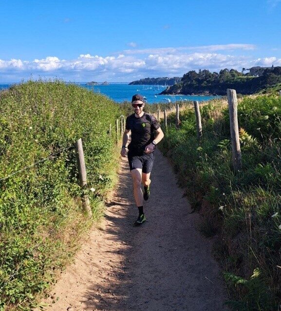 Le Cancalais Thomas Levannier reliera la pointe du Grouin au cap Fréhel, dimanche 25 octobre, en parcourant 121 km sur le GR34 au profit de l'association Leucémie Espoir 35