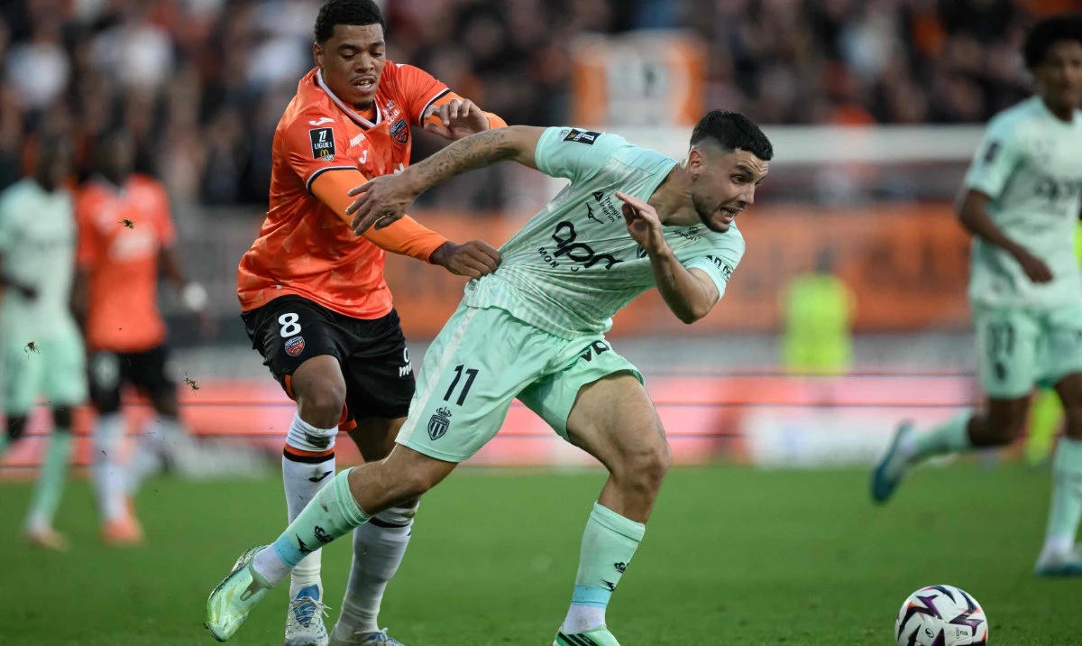 Lorient's French midfielder #08 Noah Cadiou (L) fights for the ball with Monaco's French forward #11 Matthis Abline during the French L1 football match between FC Lorient and AS Monaco at the Stade du Moustoir in Lorient, western France, on October 18, 2026. (AFP)