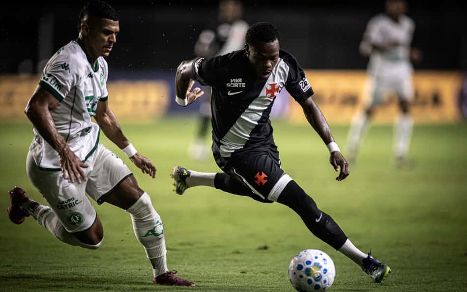 Jogador do Vasco chuta a bola durante o Vasco x Chapecoense.