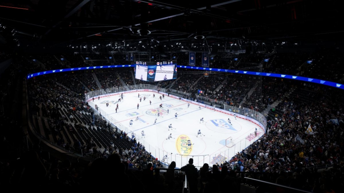 Eröffnung der Sportarena SAP Garden mit dem Eishockeyspiel zwischen dem EHC Red Bull München und dem NHL-Team Buffalo Sabres. Die Spieler von München und von Buffalo wärmen sich auf. (Foto)