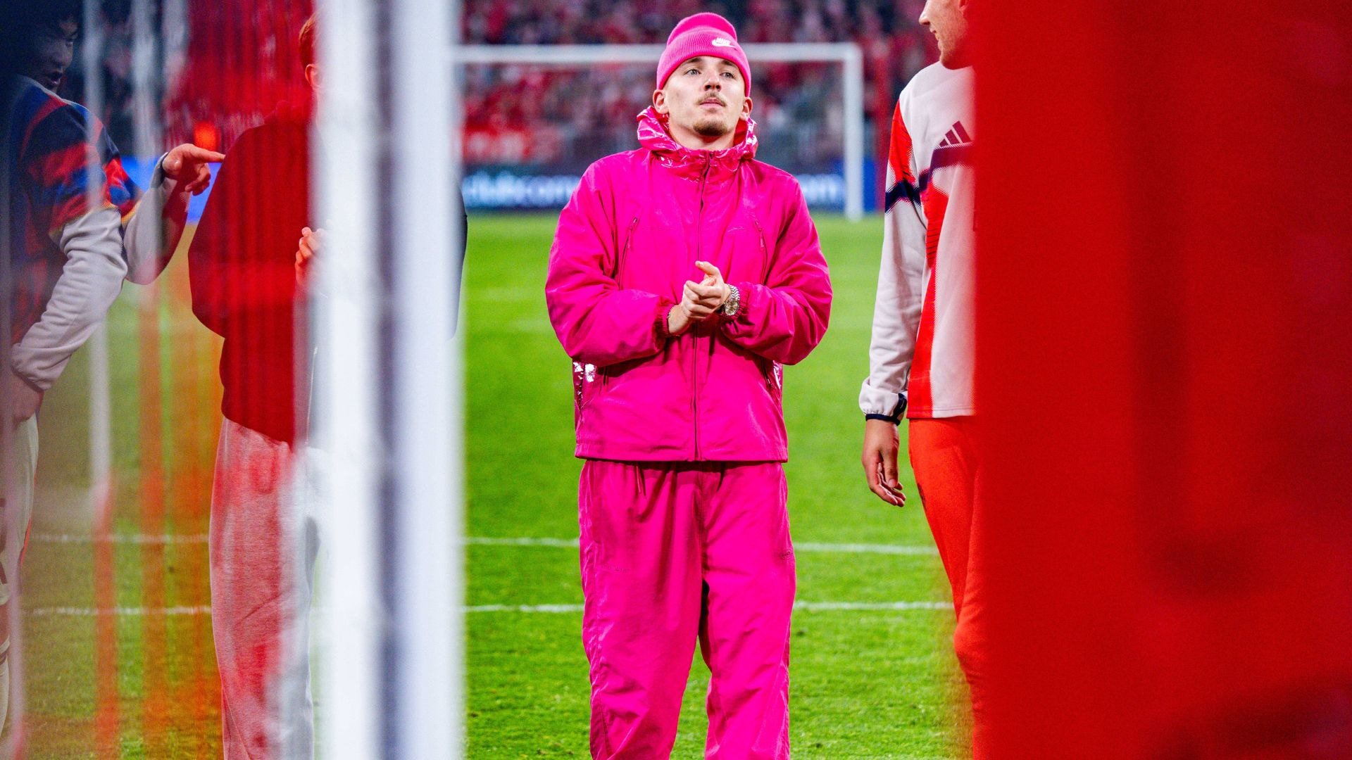 Von oben bis unten kam Lennart Karl in Pink.