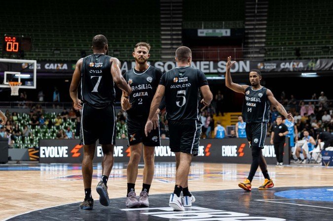 Equipe da capital federal demonstrou bom entrosamento e, embalada por reforços, largou bem na competição continental -  (crédito: Matheus Maranhão/Brasília Basquete)