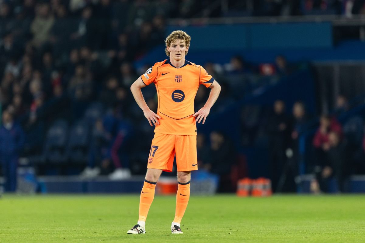 Anthony Gordon standing with his hands on his hips while playing for Barcelona in a Champions League match at the Parc des Princes in Paris