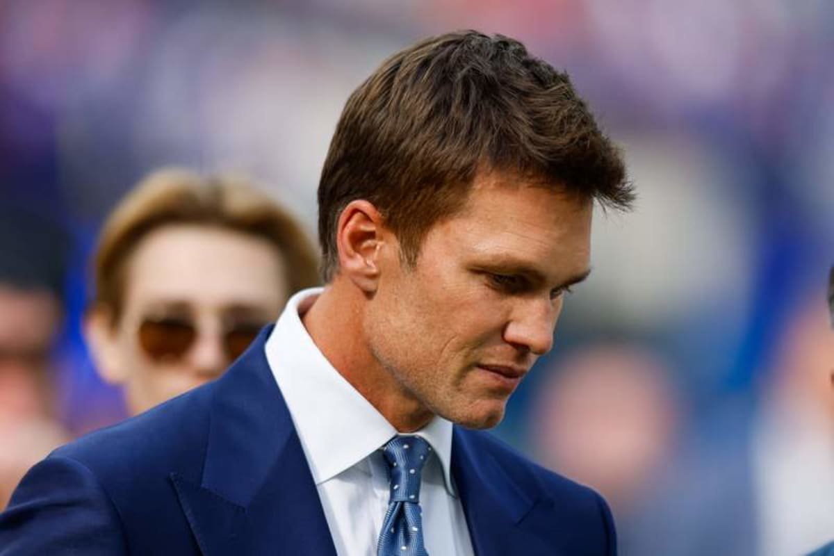 INGLEWOOD, CA – DECEMBER 08: Tom Brady talks to fans before an NFL, American Football Herren, USA football game between the Buffalo Bills and Los Angeles Rams at SoFi Stadium, December 8, 2024, in Inglewood, California. Photo by Jordon Kelly/Icon Sportswire NFL: DEC 08 Bills at Rams EDITORIAL USE ONLY Icon2412083028 ©IMAGO/Icon Sportswire