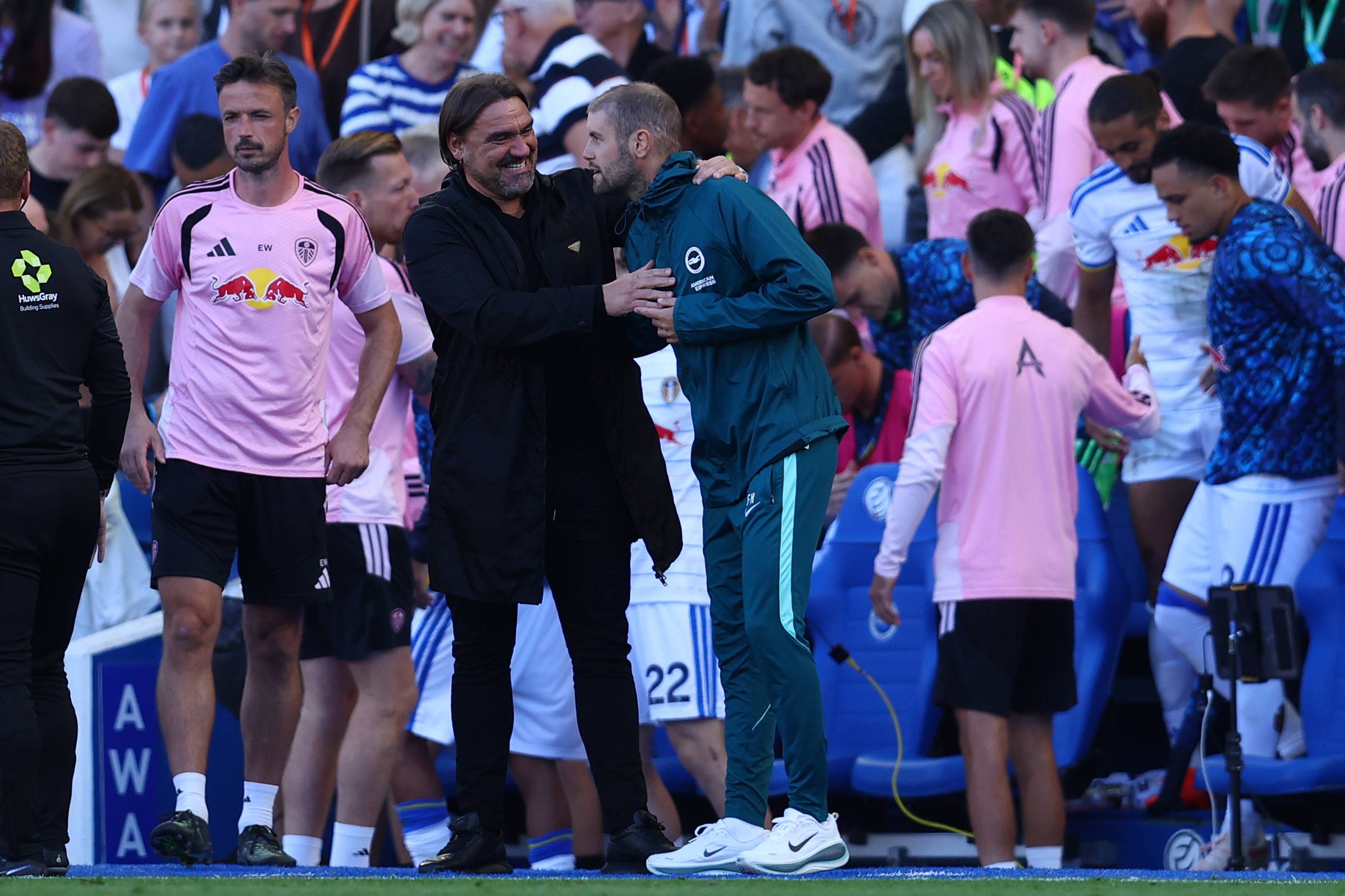 Daniel Farke (im schwarzen Outfit) begrüßt Fabian Hürzeler beim Premier-League-Duell ihrer Klubs