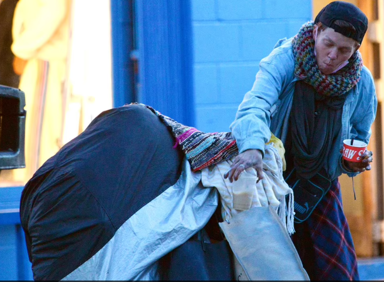 عارضة الازياء وهى تجوب الشوارع