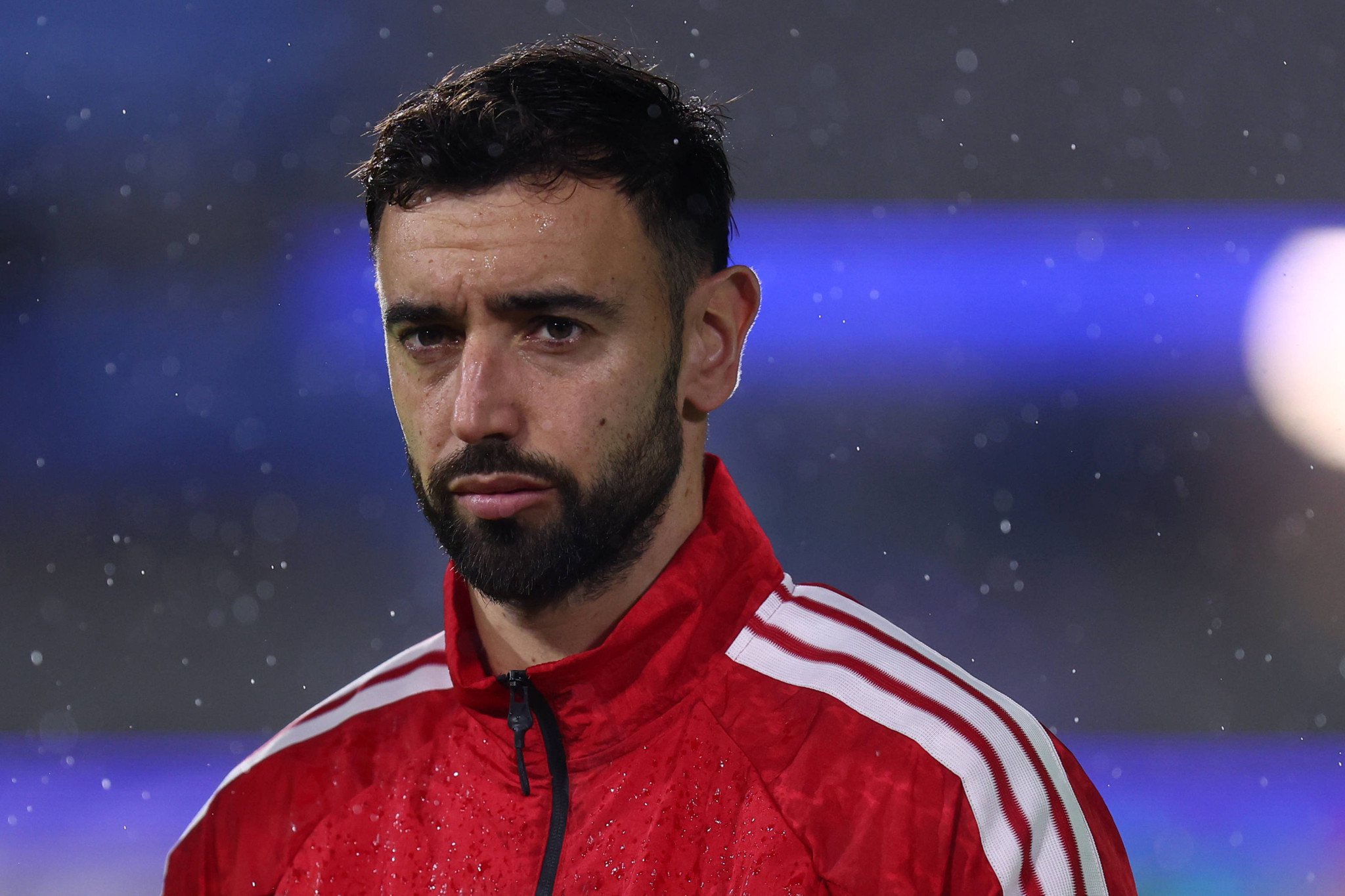 Bruno Fernandes von Manchester United im roten Trikot beim UEFA Champions League Spiel gegen Como 1907 im Stadio Giuseppe Sinigaglia.