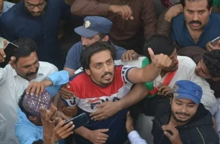 بالفيديو: احتفاء بالشاب الذي منع المسلح من اغتيال عمران خان