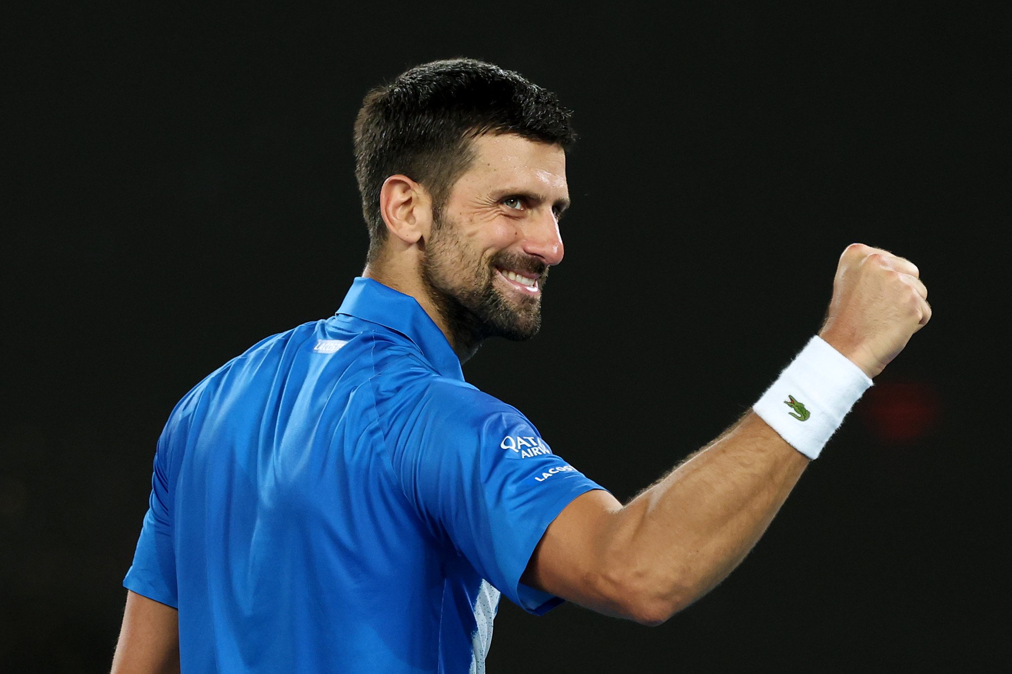 Novak Djokovic ballt jubelnd die Faust nach seinem Sieg in der 2. Runde der Australian Open 2025 in Melbourne.