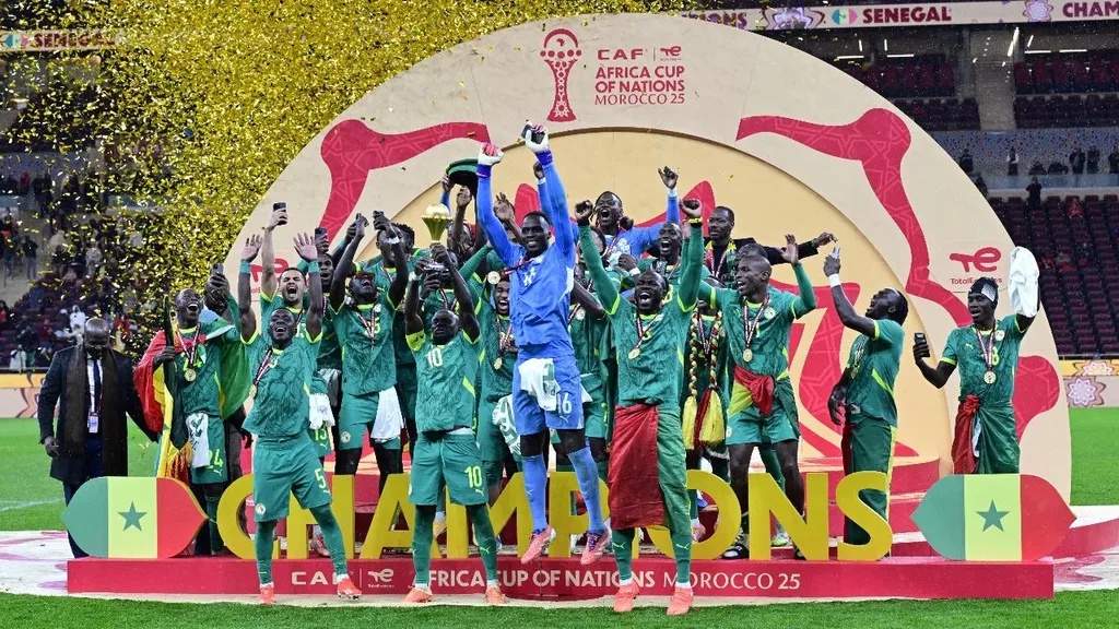 Senegal festeja conquista da CAN (JALAL MORCHIDI/EPA)