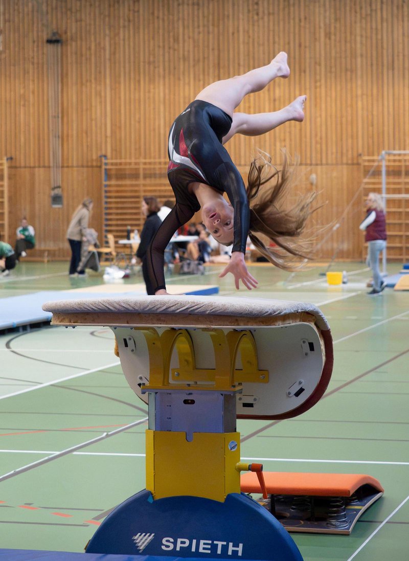 Eine ganze Drehung gelang A/B-Juniorin Lena Adam (TSV Grafing) beim Sprung. Ihr Team gewann die Konkurrenz.