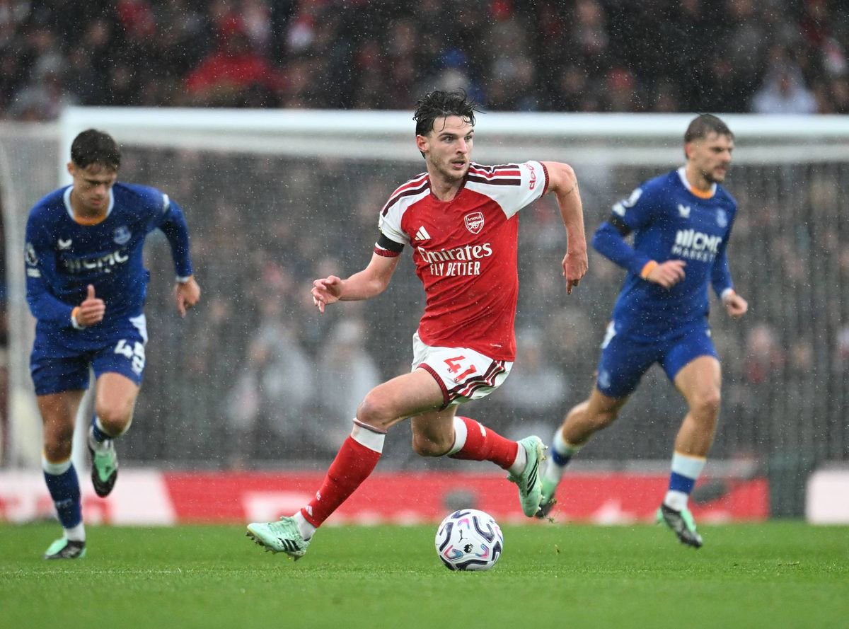 Declan Rice runs with the ball