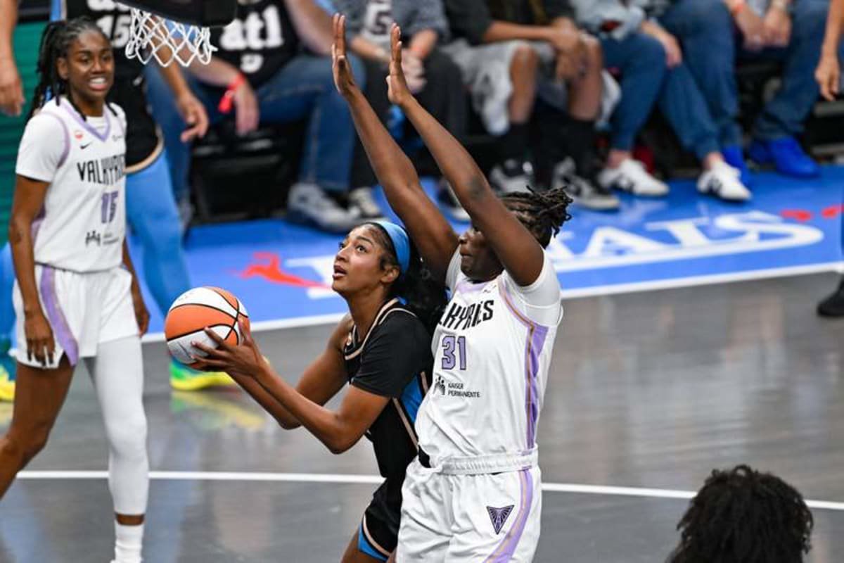 ATLANTA, GA – OCTOBER 21: Atlanta forward Angel Reese 5 drives to the basket during Game Three of the WNBA, Basketball Damen, USA finals between the Golden State Valkyries and the Atlanta Dream on October 21st, 2026 at State Farm Arena in Atlanta, GA. Photo by Rich von Biberstein/Icon Sportswire WNBA: OCT 21 Finals Golden State Valkyries at Atlanta Dream EDITORIAL USE ONLY Icon261021007 ©IMAGO/Icon Sportswire