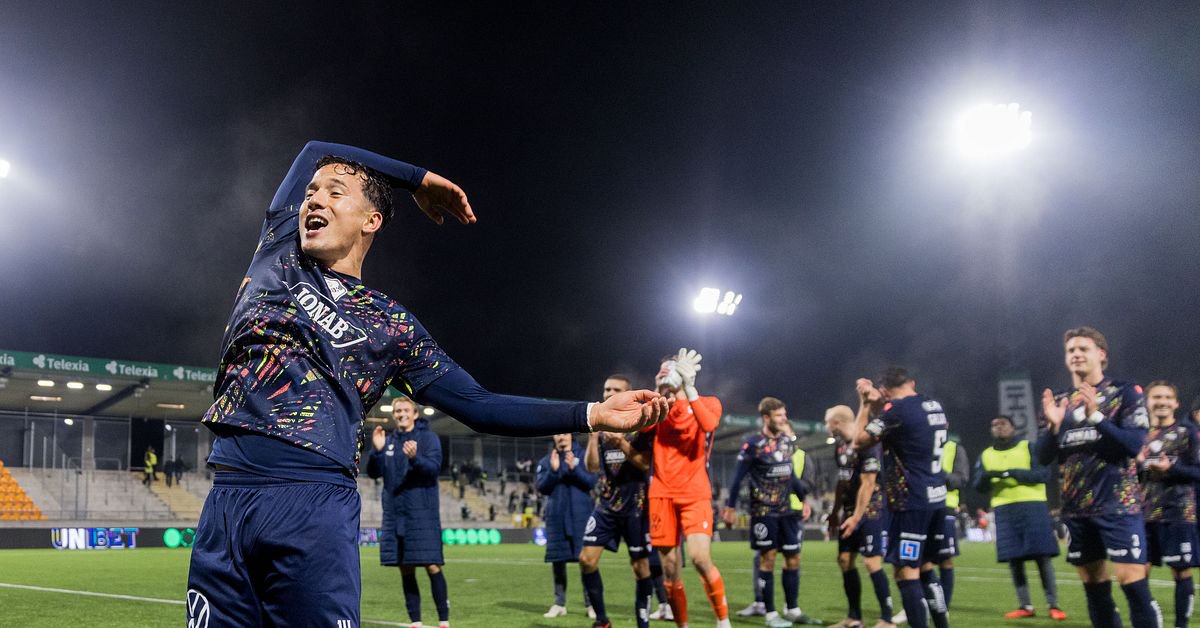 HBK-spelare firar vändningen på planen efter matchen
