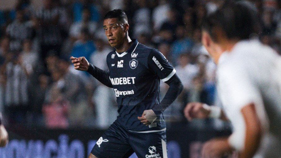 Alef Manga em ação pelo Remo contra o Santos