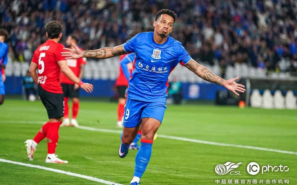 Rafael Ratão, de blusa azul, comemora gol