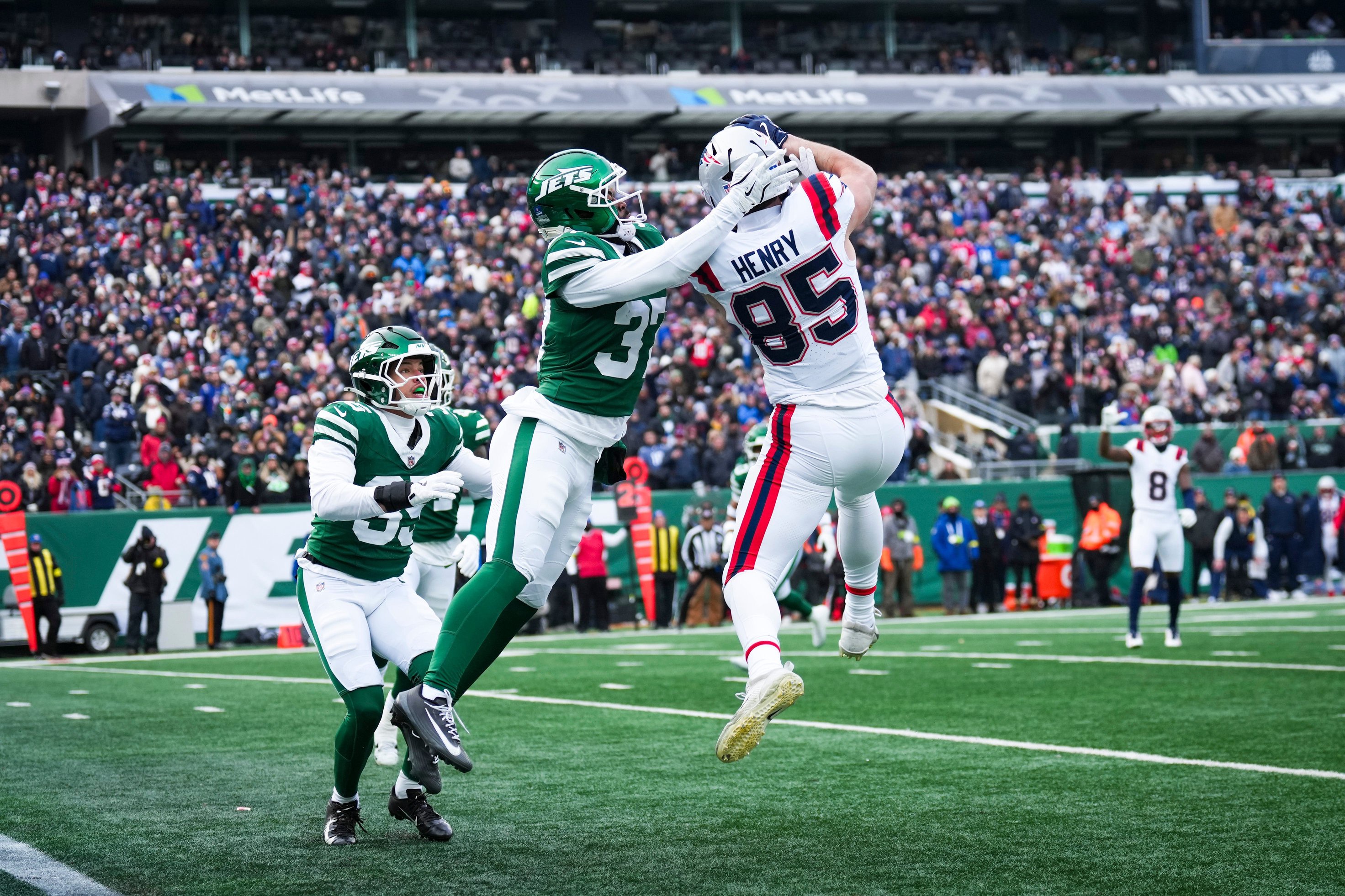 New England Patriots tight end Hunter Henry (85) catches the ball as New York Jets cornerback Qwan'Tez Stiggers (37) defends during a game at MetLife Stadium, Dec 28, 2025, East Rutherford, NJ, USA.