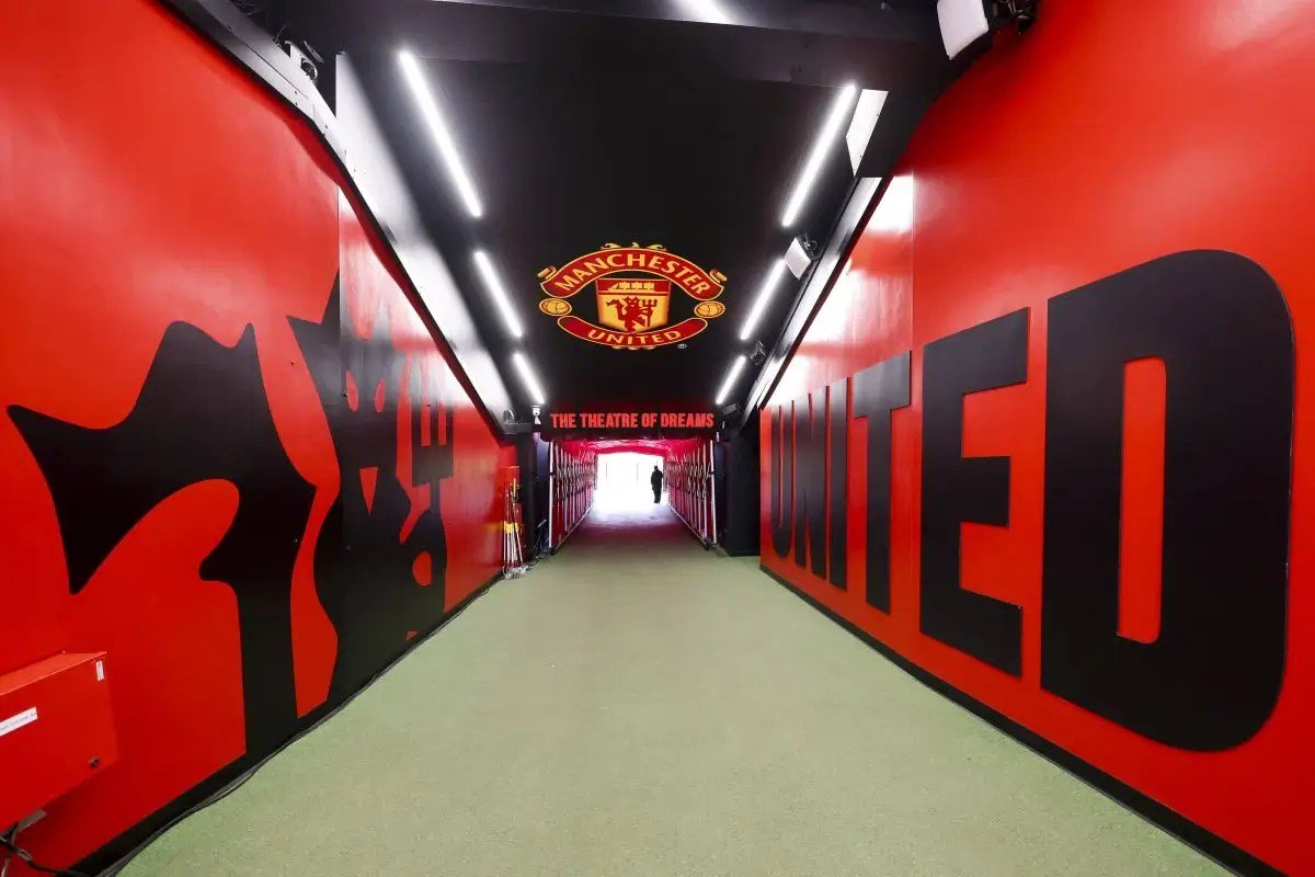 Manchester United duo handed debuts in five-goal thriller