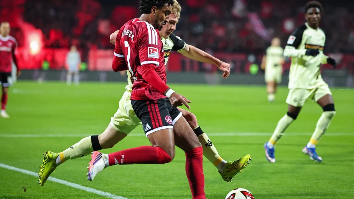 Kampf um den Ball und den Sieg: Rayan Ghrieb (vorn, 1. FC Nürnberg) und Mika Haas im Duell