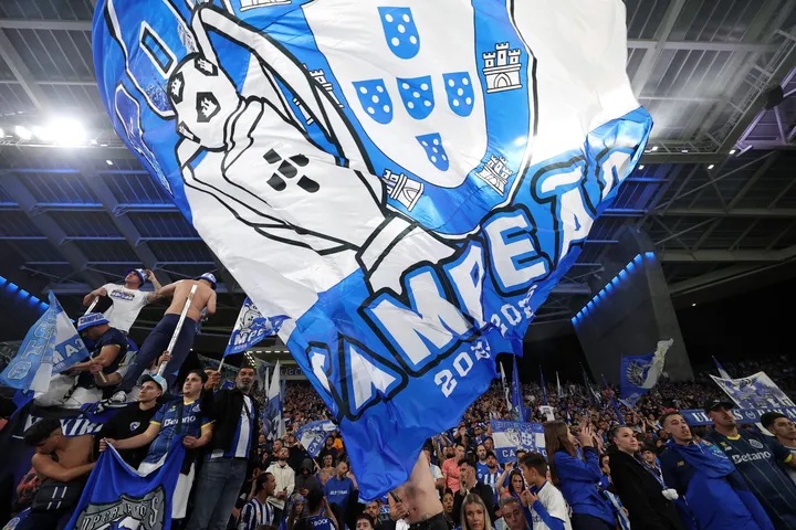 Garrafas partidas e cadeiras arremessadas: adeptos do FC Porto acusados de vandalizar bar em Sevilha antes de jogo com equipa espanhola