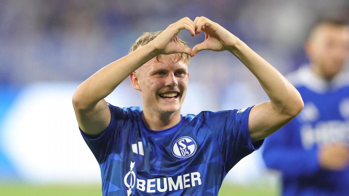 Luca Vozar zeigt ein Herz