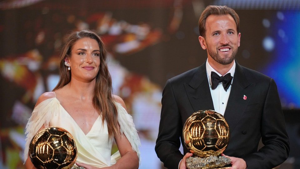 England's soccer player Harry Kane and Spain's Alexia Putellas win the player of the year trophy during the Ballon d'Or ceremony at the London Palladium Theatre in London, England, Monday, Oct. 26 (AP Photo/Kin Cheung)