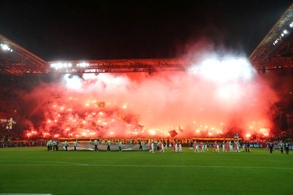 Fette Pyroshow auf der Südtribüne