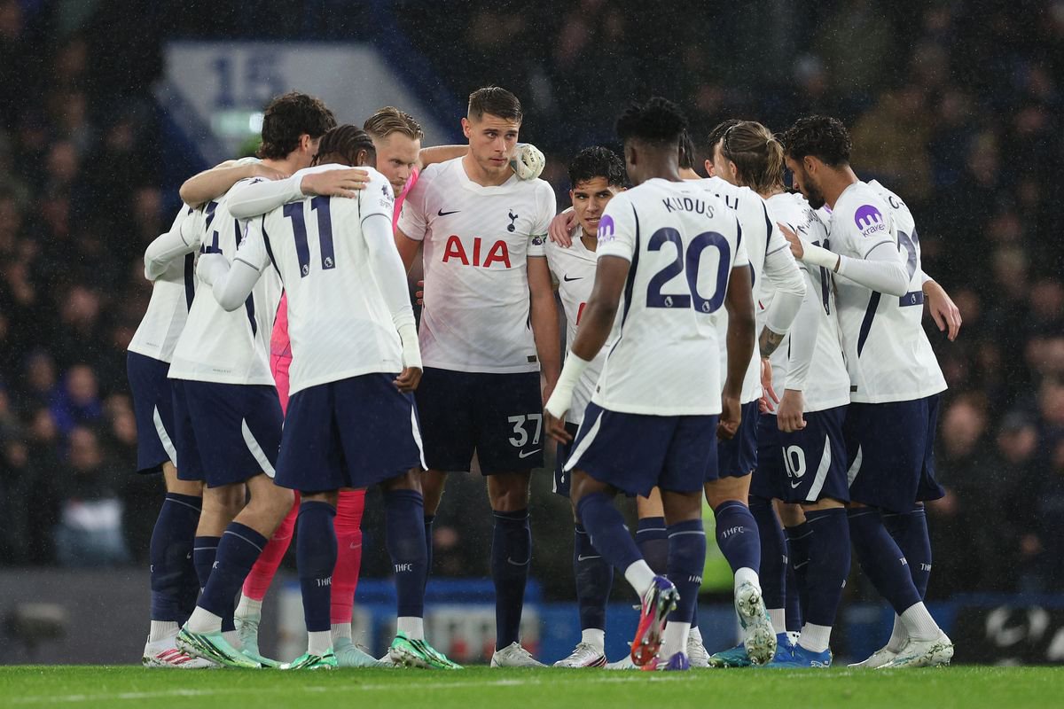 Tottenham Hotspur players form a huddle during the Premier League clash against Chelsea