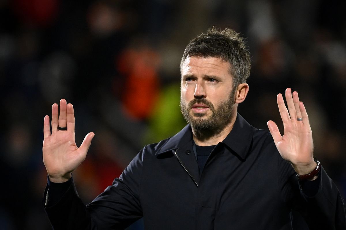 Michael Carrick apologises to the Manchester United fans
