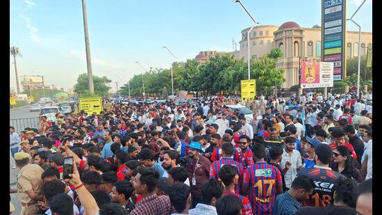 Cricket fans gathered near Ekana stadium, ahead of the IPL match between LSG and Delhi Capitals in Lucknow on Wednesday. (Deepak Gupta/HT Photo)