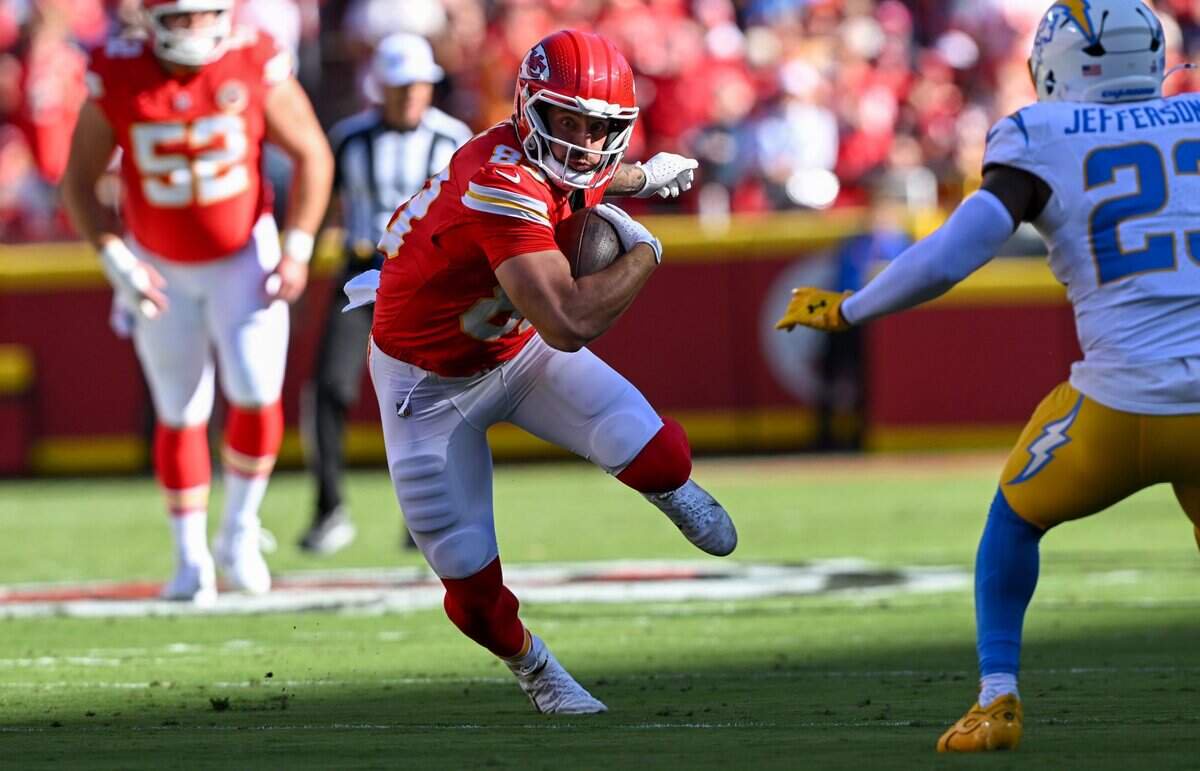 Kansas City Chiefs tight end Noah Gray (83) runs the ball down field in the first quarter of the Kansas City Chiefs vs. Los Angeles Chargers NFL regular season game at Arrowhead Stadium in Kansas City on Oct. 18, 2026.