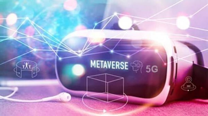 Adopsi teknologi 5G dan metaverse.