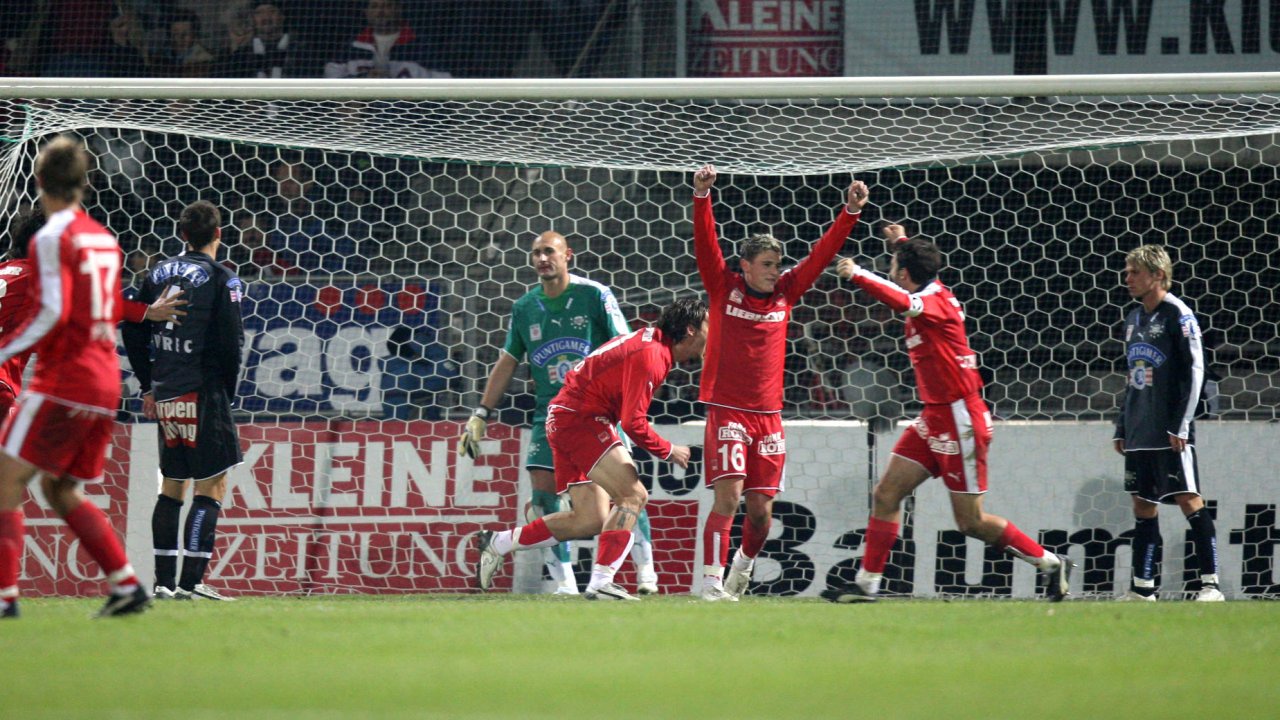 Am 11. November 2006 feierte der GAK das letzte Mal einen Sieg gegen Sturm. Hier jubelt Zlatko Junuzovic. Der zweite Sturm-Spieler von links ist Mitja Mörec