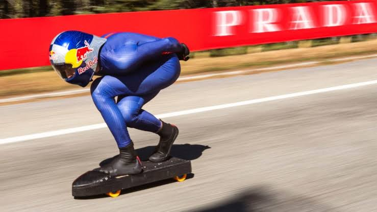Espanhol bate recorde mundial ao atingir 151 km/h em cima de um skate
