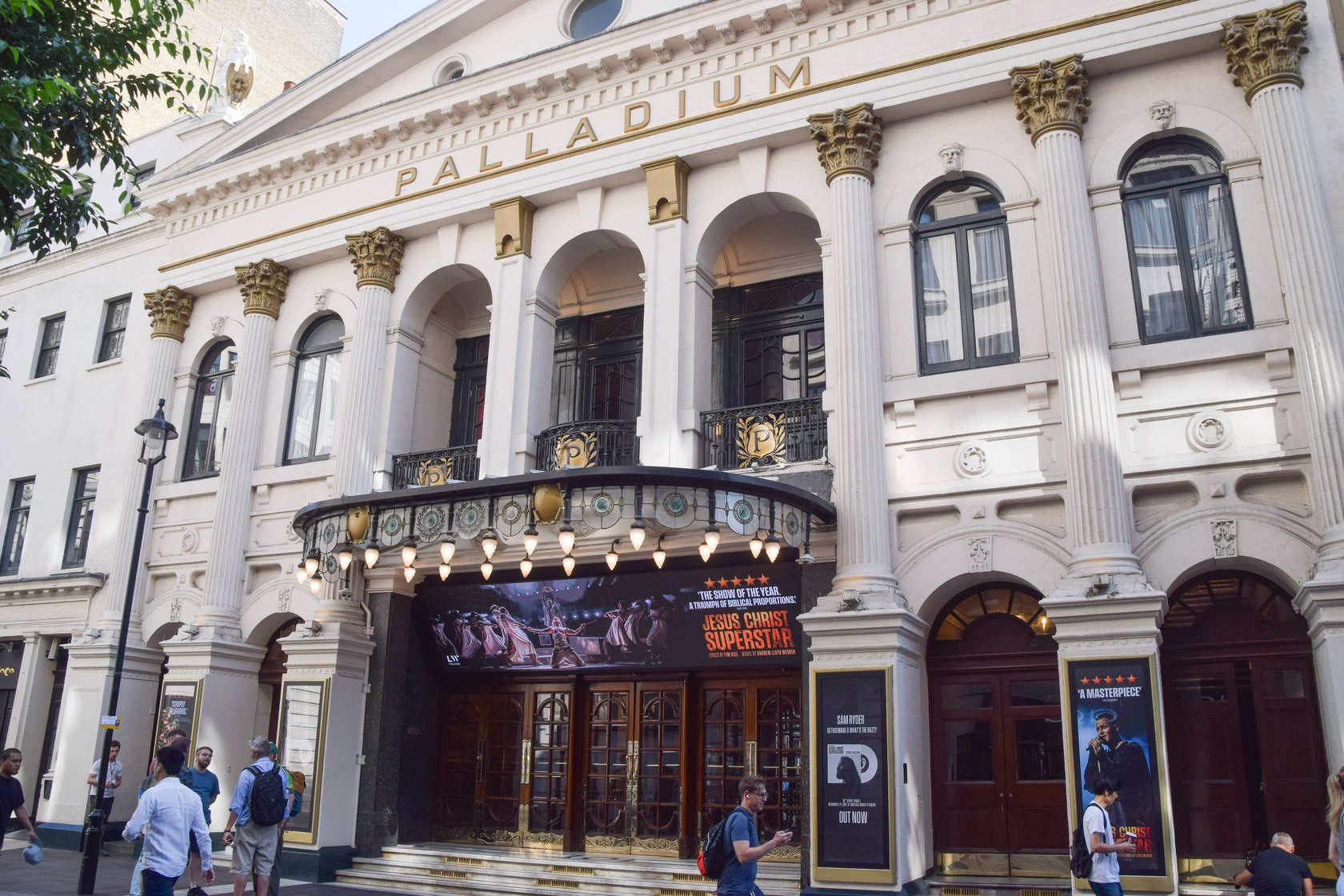 Die Zeremonie findet erstmals im Londoner Palladium Theatre statt