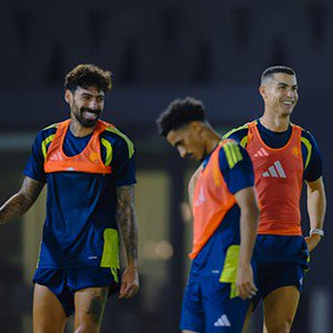 "O Nel Monteiro abandonou". Novo penteado de Ronaldo agita redes sociais  - Cristiano Ronaldo surpreendeu os fãs ao deixar o tom loiro do cabelo e voltar a ser moreno. O seu novo look provocou uma onda de reações nas redes sociais. 