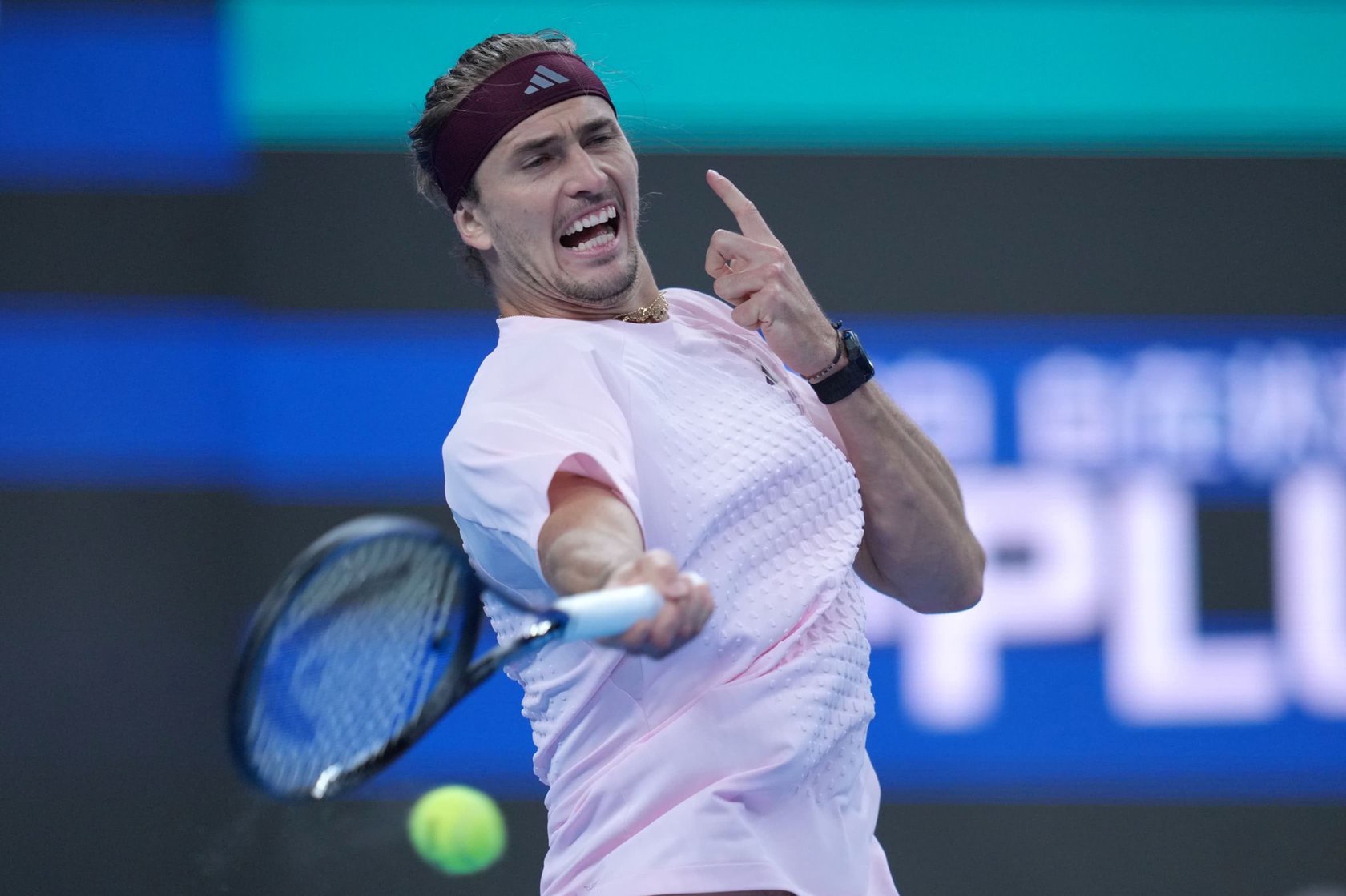 Tennis: ATP-Tour, Einzel, Männer, Viertelfinale, Djokovic - Zverev. Der Deutsche Alexander Zverev schlägt einen Ball. (zu dpa: «Nach Angriffen: Saudi-Arabien verschiebt Millionen-Turnier»)