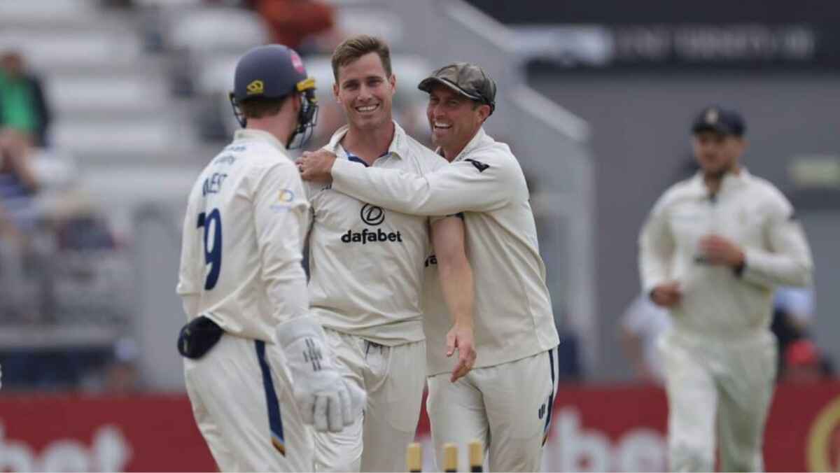 Luis Reece (middle) topped both the batting and the bowling averages in 2025 for Derbyshire