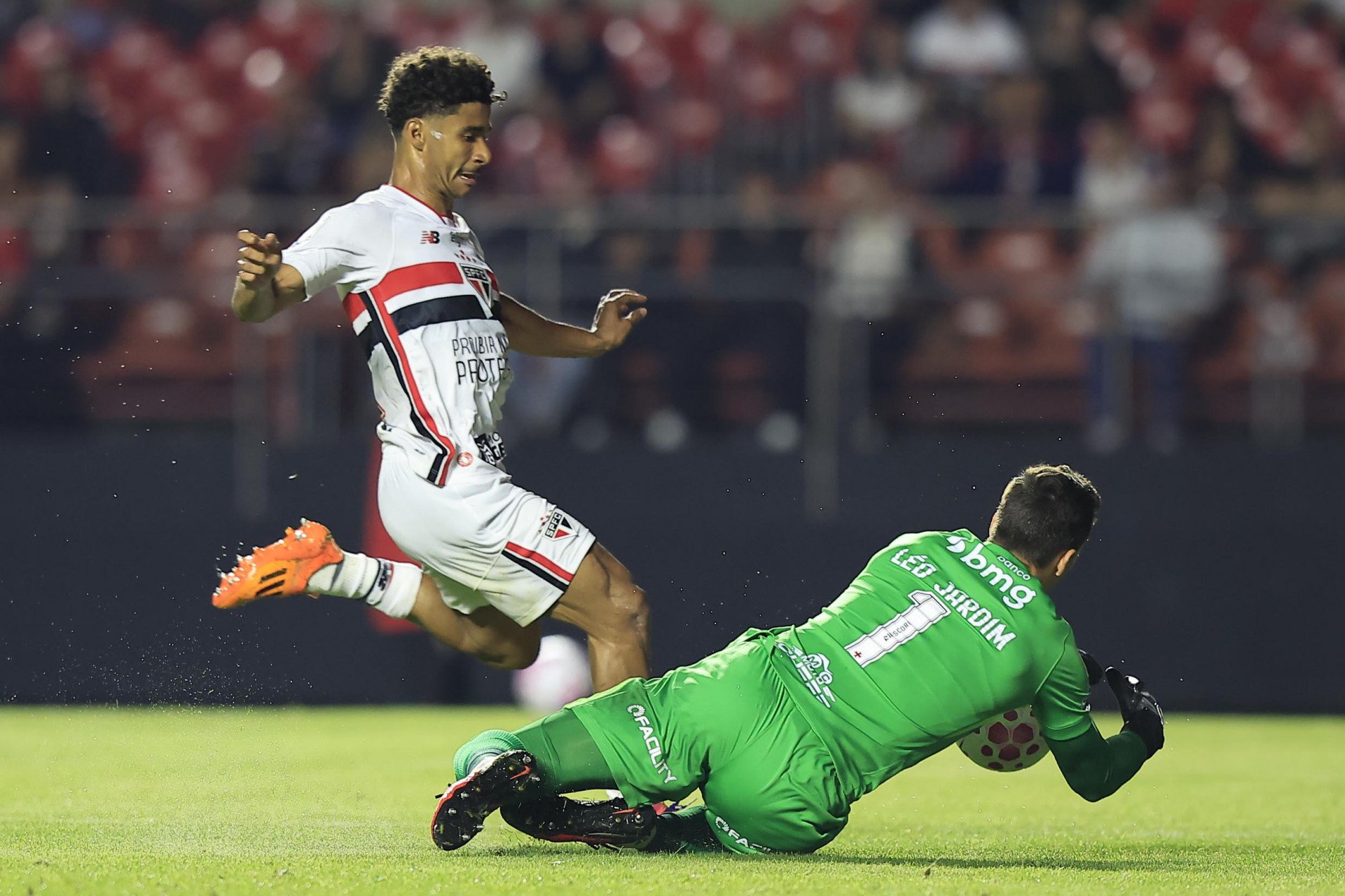 Léo Jardim em ação pelo Vasco diante do São Paulo, no Morumbis - Miguel Schincariol / São Paulo FC