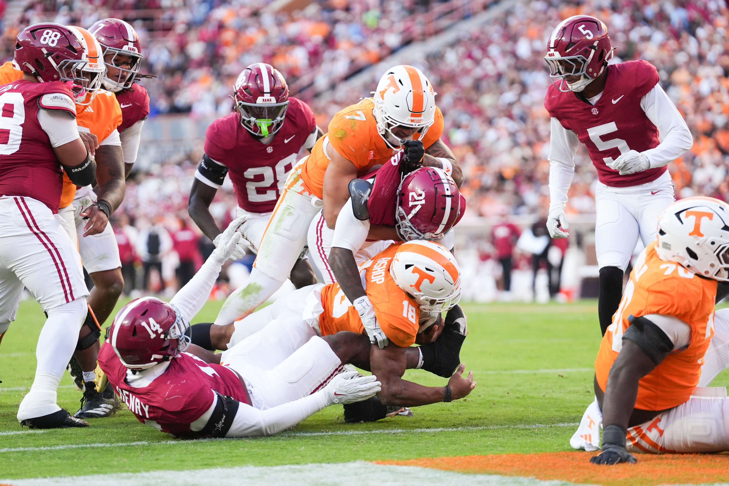 Tennessee running back DeSean Bishop (18) runs into the end zone for a touchdown during a game between Tennessee and Alabama in Neyland Stadium in Knoxville, Tenn., Oct. 17, 2026.