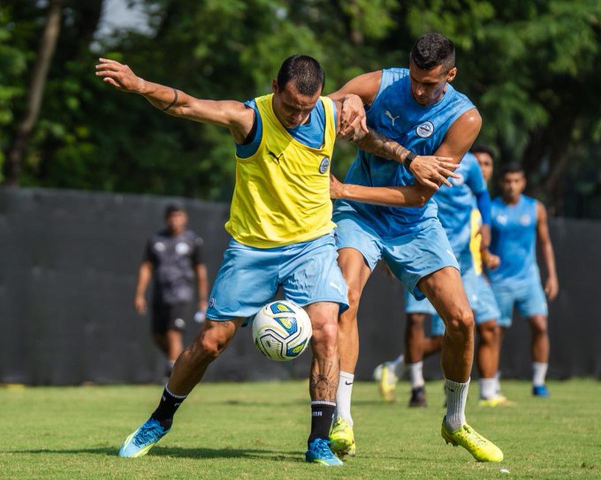 Mumbai City goes through its practice session.