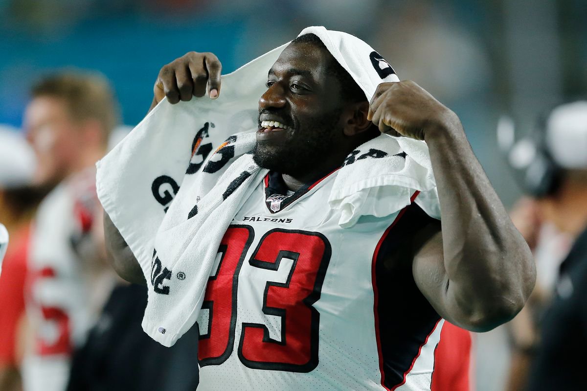 Allen Bailey holds a towel