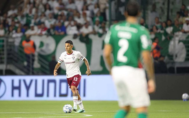 Guilherme Arana em ação pelo Fluminense diante do Palmeiras