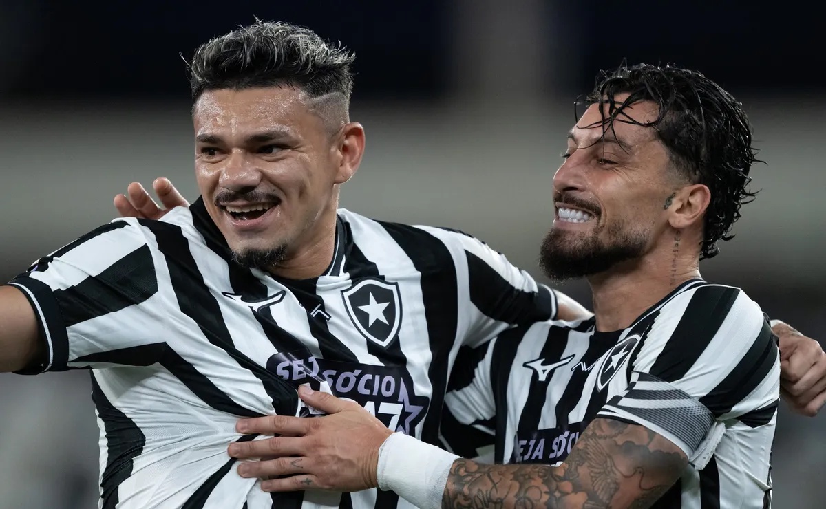 Tiquinho Soares jogador do Botafogo comemora seu gol com Alex Telles jogador da sua equipe durante partida contra o Chapecoense. Foto: Jorge Rodrigues/AGIF